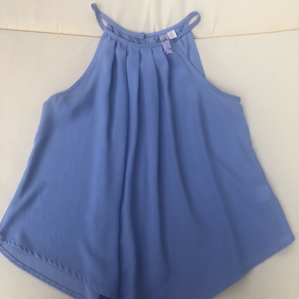 Alya Francesca’s armless top. 🌟 size XS